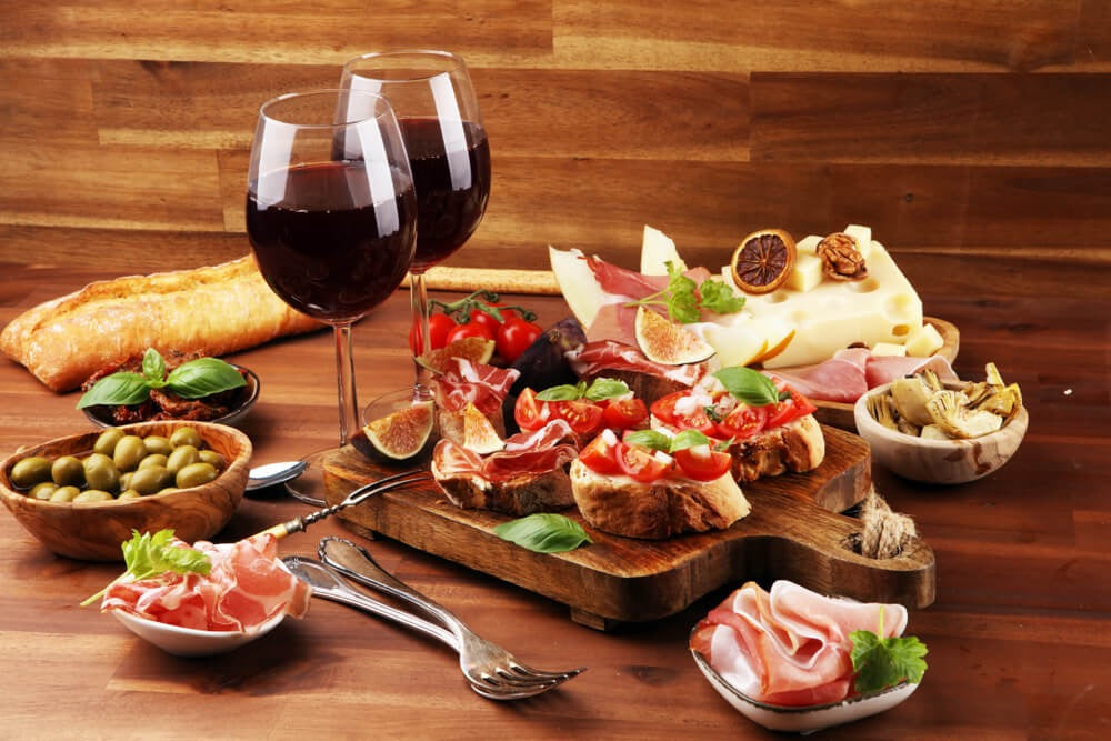 Hapjes bij rode wijn: 15 ideeën voor de perfecte borrel