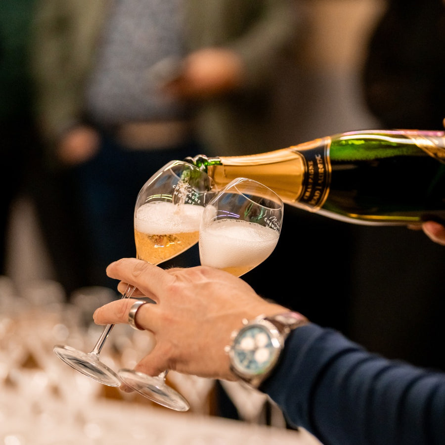 Champagne inschenken in glas