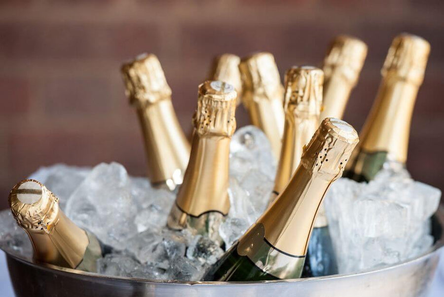 Feestelijke champagneflessen in ijsemmer