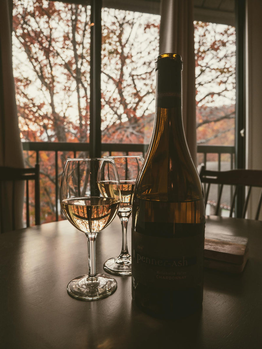 Glas chardonnay bij het raam