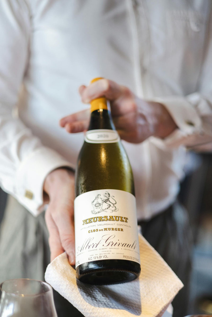 Chardonnay fles met wijngaard op achtergrond