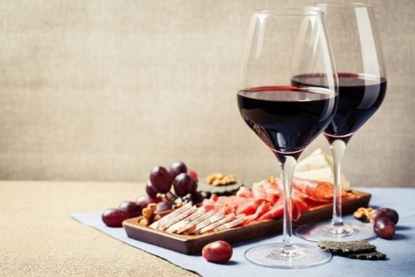 Borrelplank met hapjes bij rode wijn