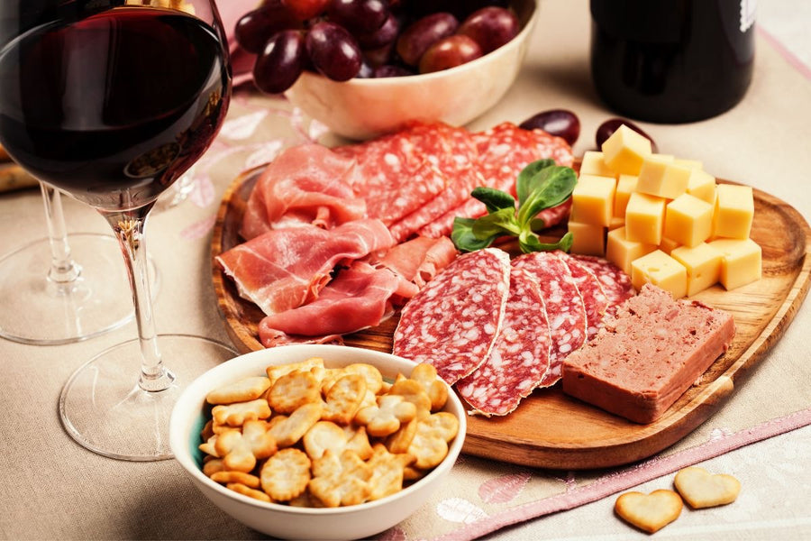 Charcuterie en kaas bij rode wijn