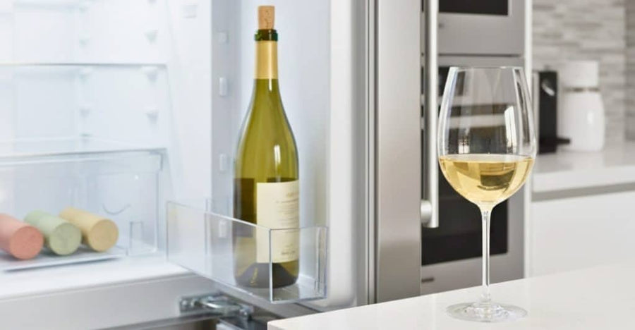 Glas witte wijn op tafel