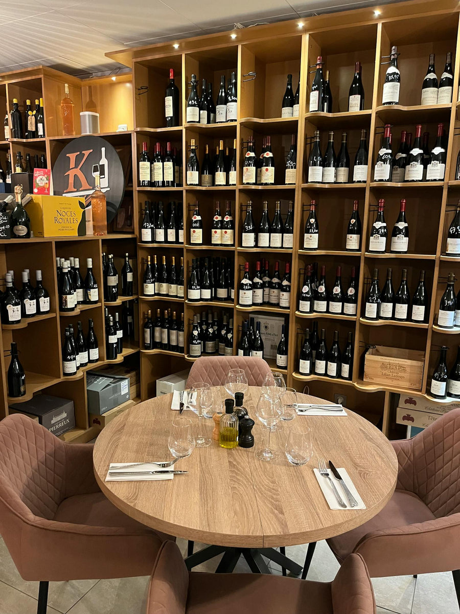 Tafel met wijnglazen in een sfeervolle wijnkelder