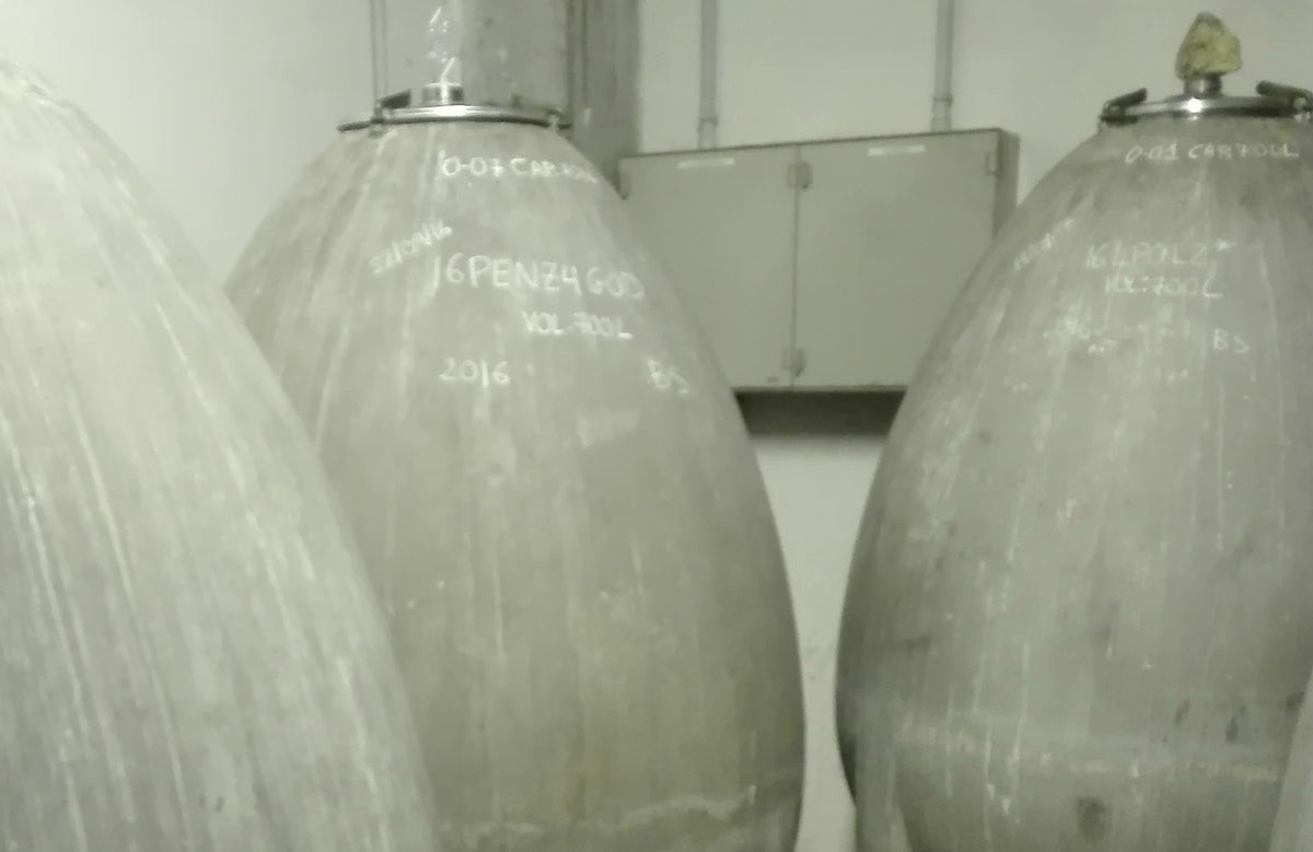Eivormige betonnen vaten in de kelder