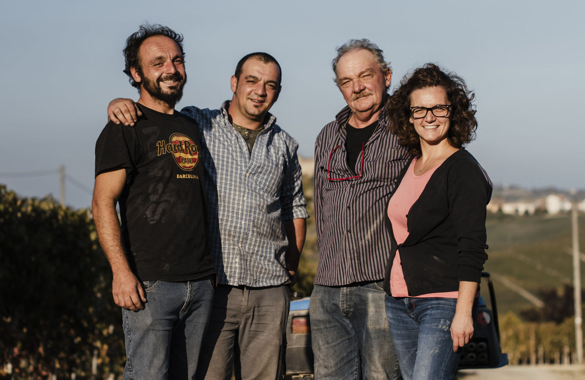 Marco, Sandro, Riccardo en Michela Seghesio in de wijngaard