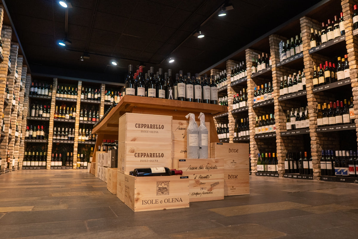Oranje - wijnkasten in de winkel
