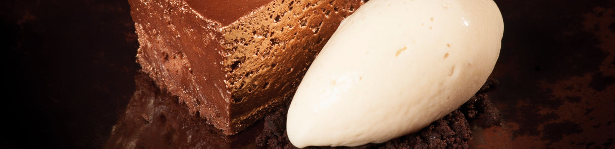 Dessert van chocolademousse en koffieroomijs