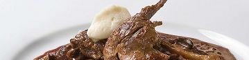 Gebraden wilde -eendenborst, de pootjes gekonfijt met Taggiasca olijven,­ biologische biet, uienpuree en rode wijnjus