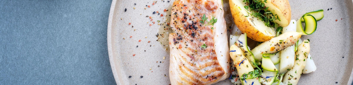 Gemarineerde zeebaars met koude asperges en kruidenvinaigrette