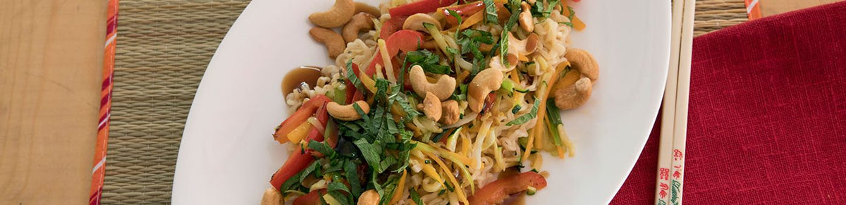 Noedels met groente en cashewnoten