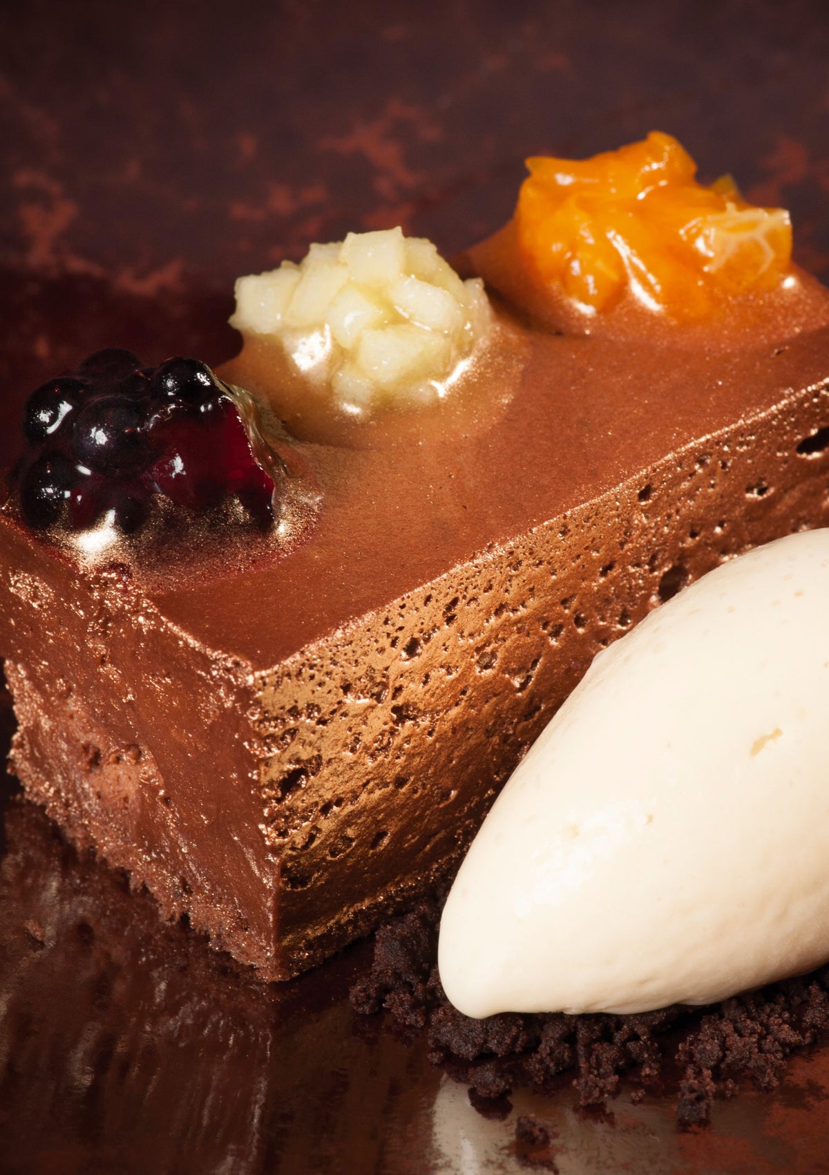 Dessert van chocolademousse en koffieroomijs