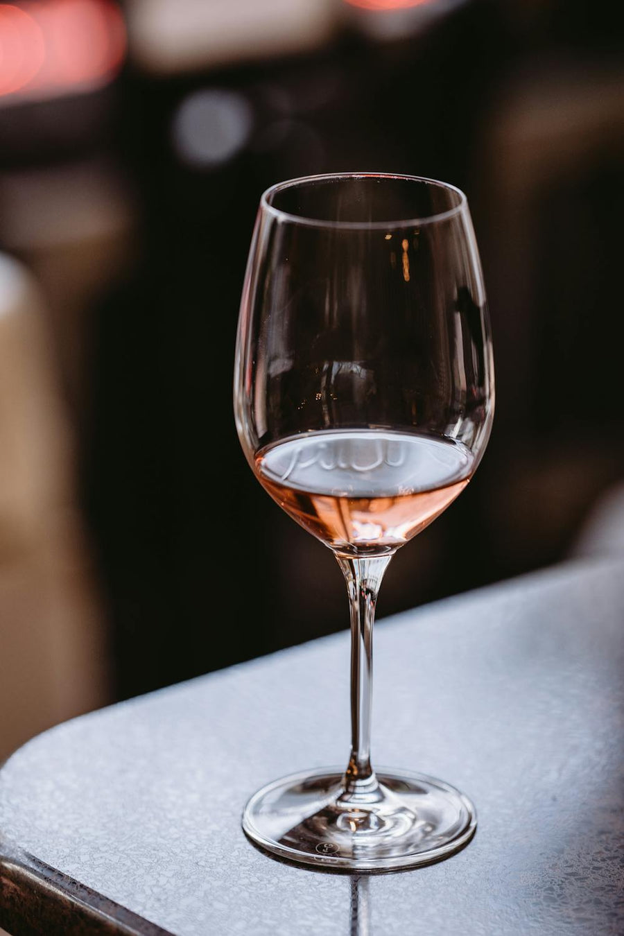 Glas rosé wijn op tafel