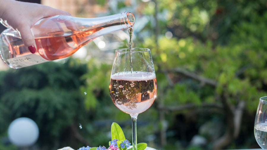 Rosé schenken in glas
