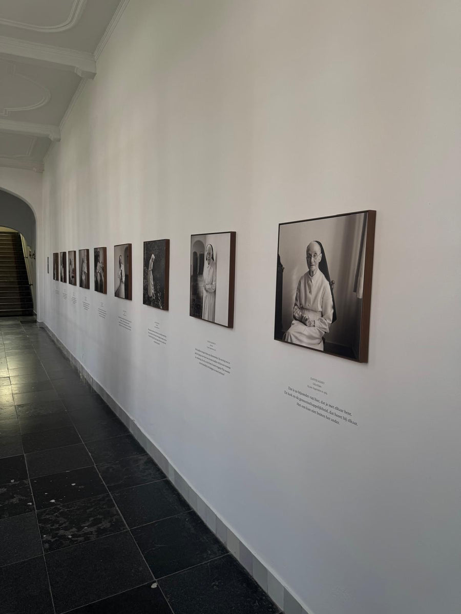 Portretgalerij van de zusters in de gang van het klooster