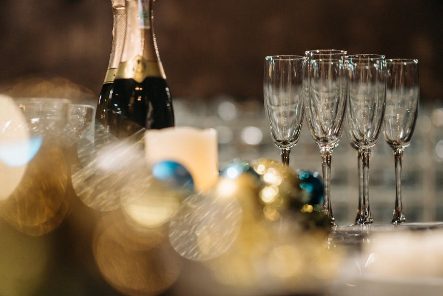 Cava wordt ingeschonken in een champagneglas met fijne persistente bubbels