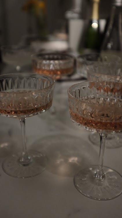 Champagneglazen gevuld met bubbels op een gedekte tafel