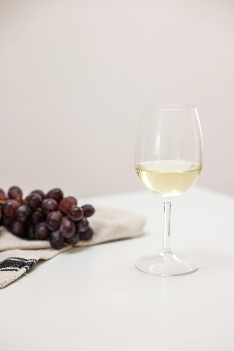 Chardonnay fles met wit wijnglas