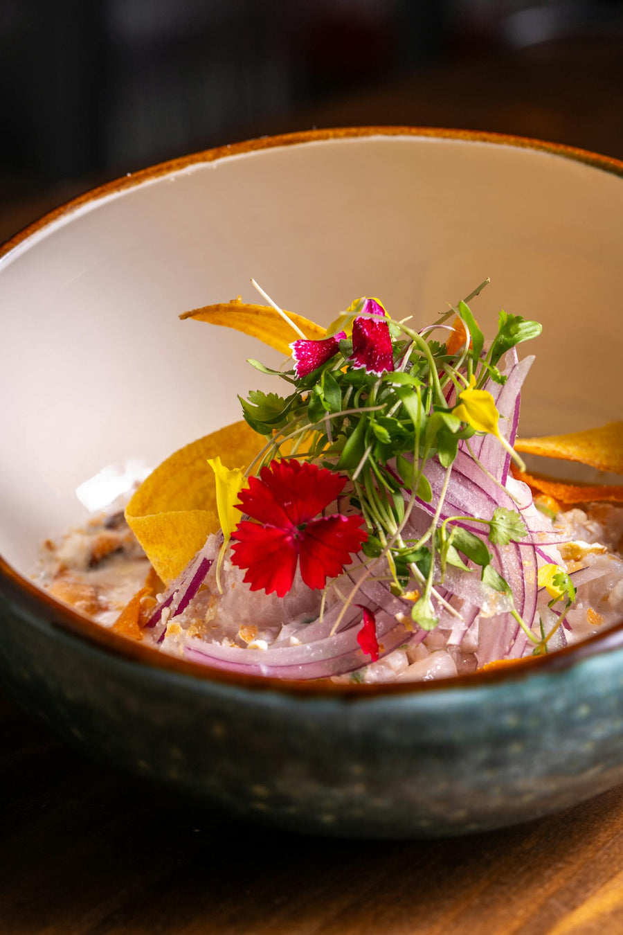 Ceviche met verse kruiden en ui