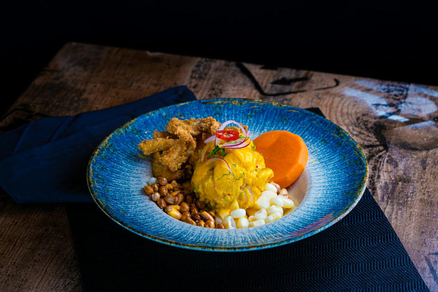 Geel Peruaans ceviche bord met witvis
