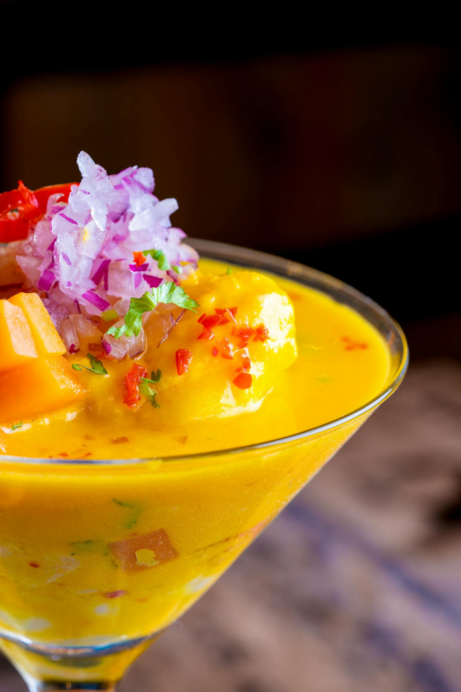 Ceviche met mango en chili in glas