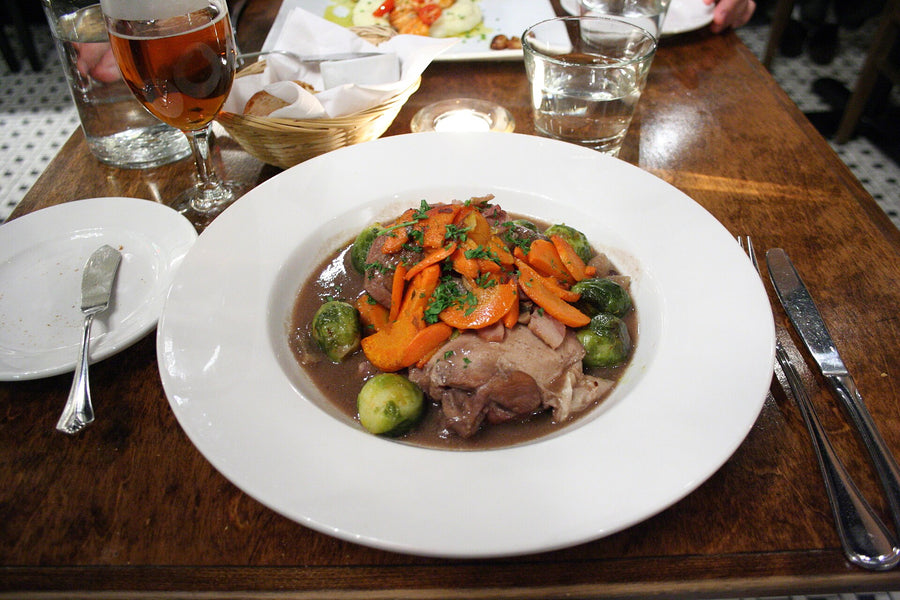 Coq au vin op bord met groente