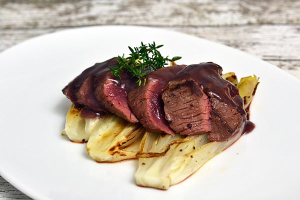 Hertenbiefstuk met saus: feestelijk wilddiner