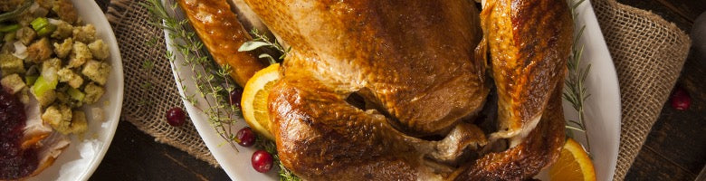Kalkoen uit de oven, feestelijk geserveerd