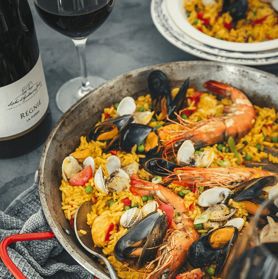 Paella geserveerd aan tafel
