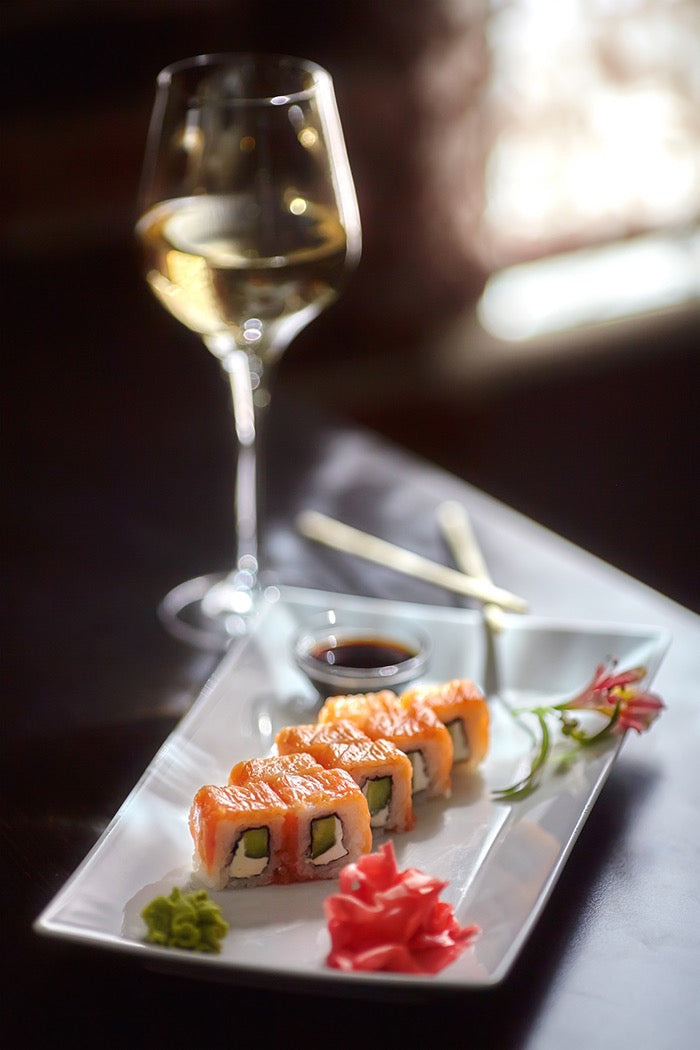 Sushi platter met wijn