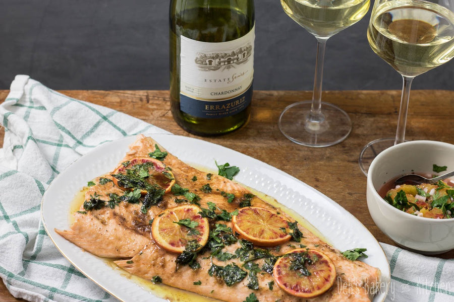 Zalm met wijn op tafel