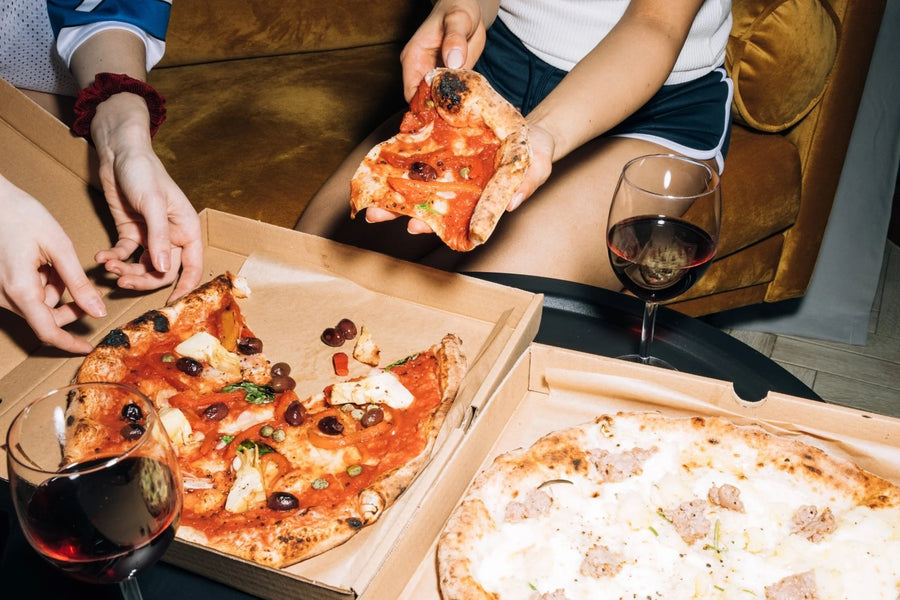Verse pizza met rijke toppings