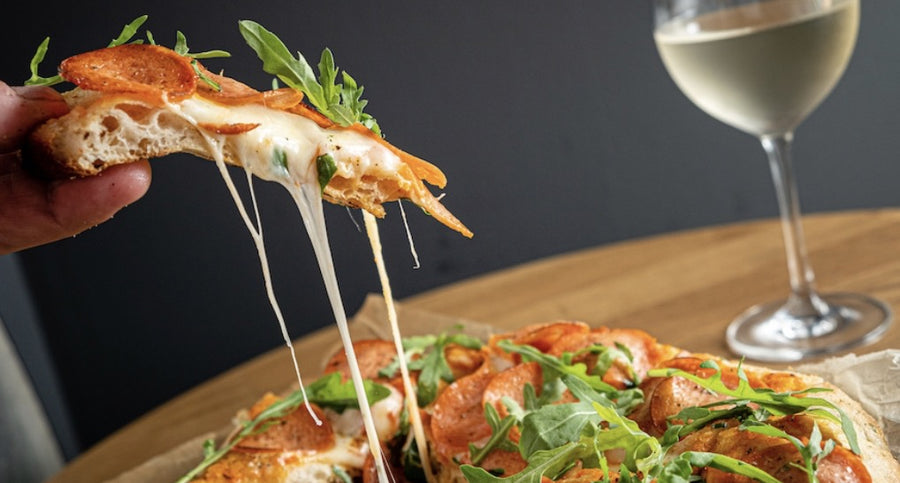 Pizza en wijn op tafel