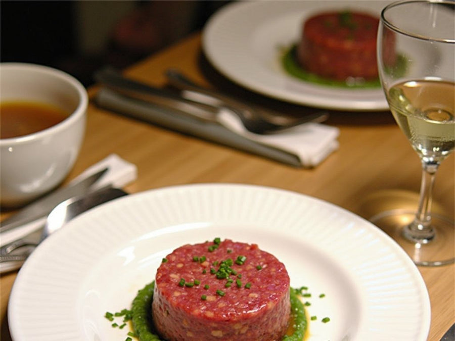 Steak tartaar geserveerd op bord