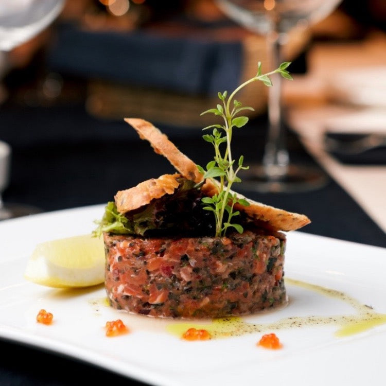 Steak tartaar met glas wijn
