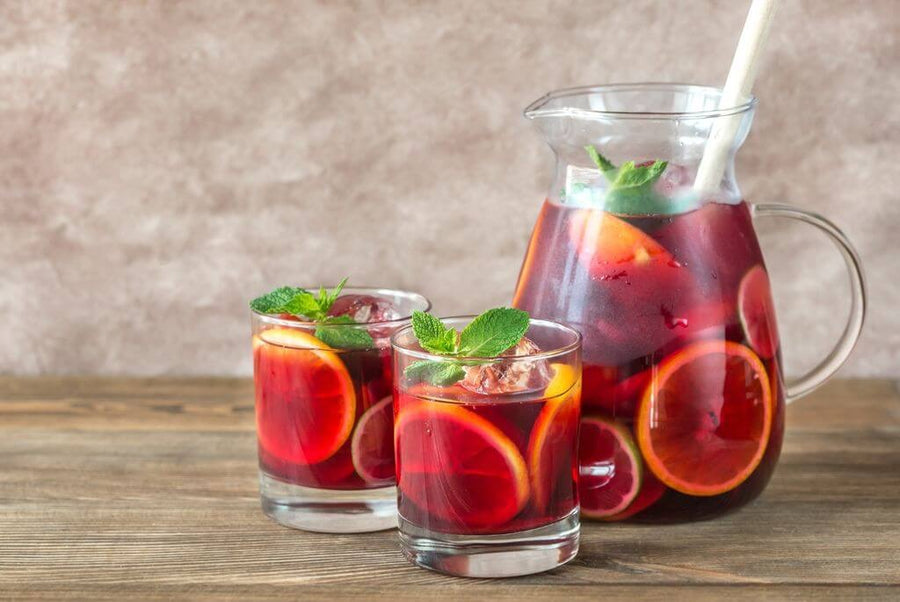 Tinto de verano met Spaanse rode wijn, ijs en citrus