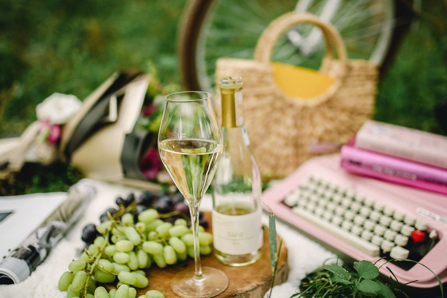 Zoete witte wijn met druiven in picknicksetting