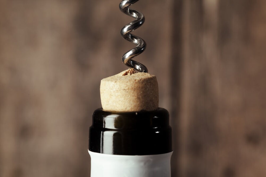 Fles wijn en kurk op tafel